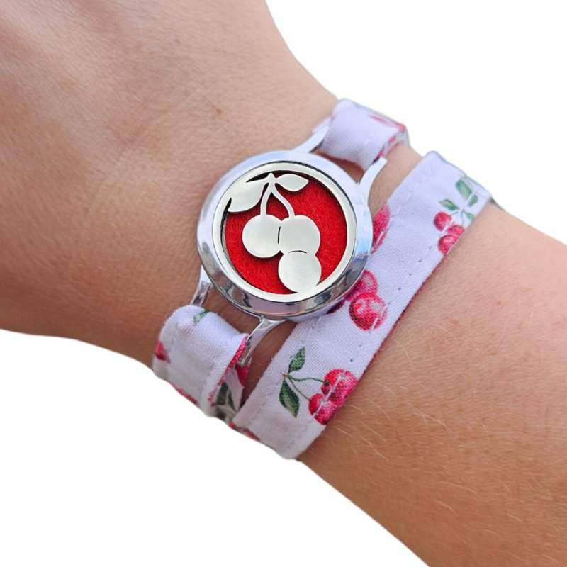 Bracelet FOREVEHER avec tissu Cerises rétro et médaillon Cerises Rétro – bijou personnalisable et vintage
