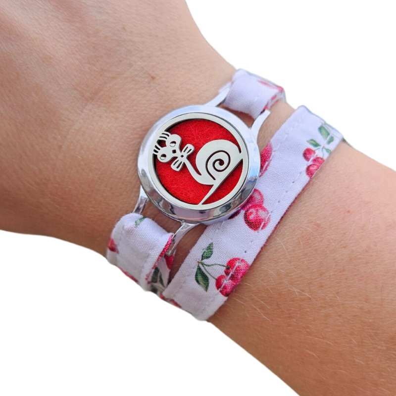 Bracelet FOREVEHER tissu Cerises rétro avec médaillon Escargot Rêveur – bijou poétique et unique
