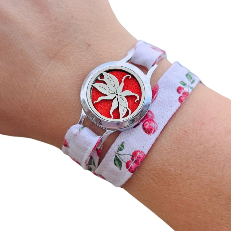 Bracelet parfumable FOREVEHER tissu Cerises rétro avec médaillon Fleur Ylang Ylang – bijou personnalisable et fleuri