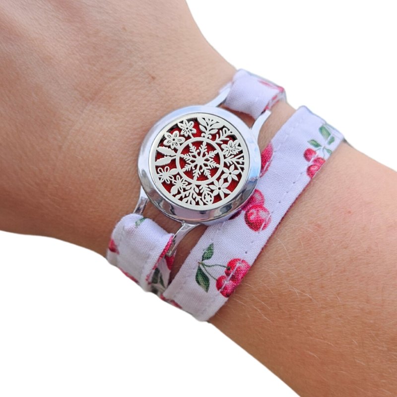Bracelet FOREVEHER avec tissu Cerises rétro et médaillon Flocon d’Éternité – bijou interchangeable et symbolique