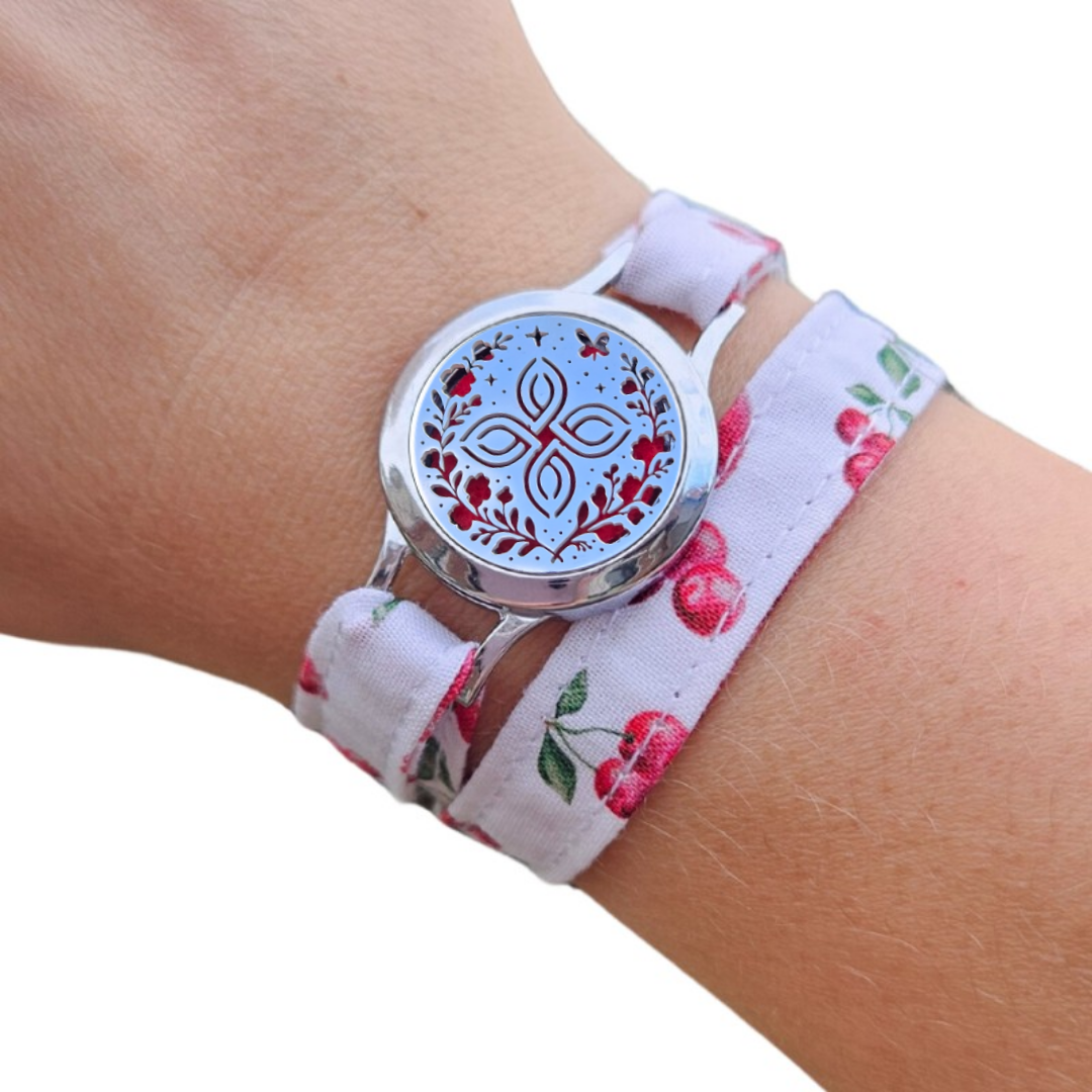Bracelet FOREVEHER tissu Cerises rétro avec médaillon Nœud Magique – bijou parfumable et enchanteur