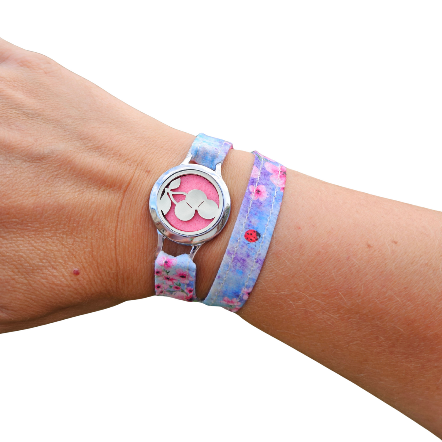 Bracelet FOREVEHER avec tissu Tissu Fleurs & Coccinelles et médaillon Cerises Rétro – bijou personnalisable et vintage