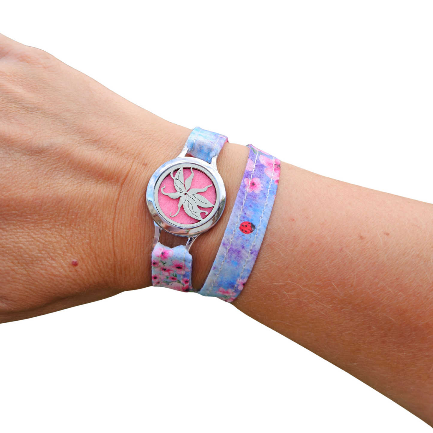 Bracelet parfumable FOREVEHER tissu Tissu Fleurs & Coccinelles avec médaillon Fleur Ylang Ylang – bijou personnalisable et fleuri