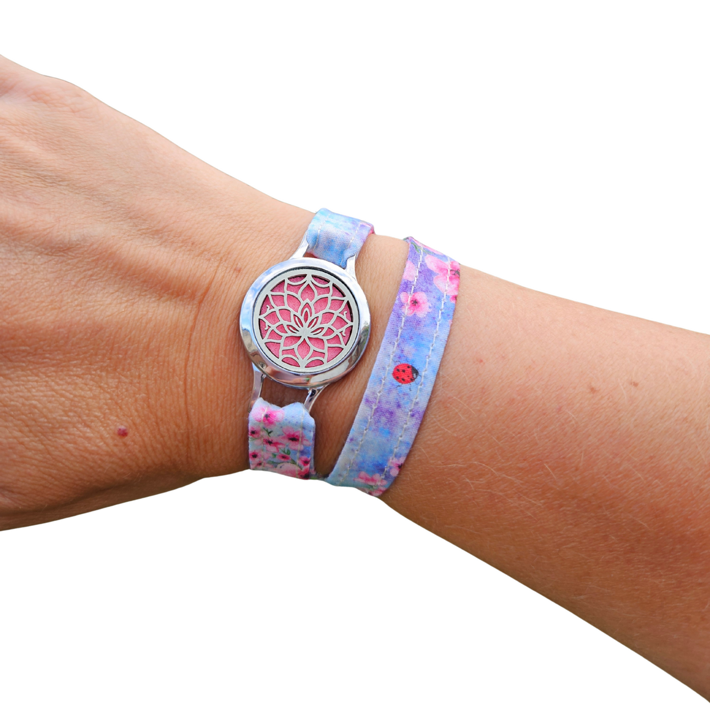 Bracelet FOREVEHER tissu Tissu Fleurs & Coccinelles avec médaillon Lotus Intérieur – bijou parfumable et symbolique