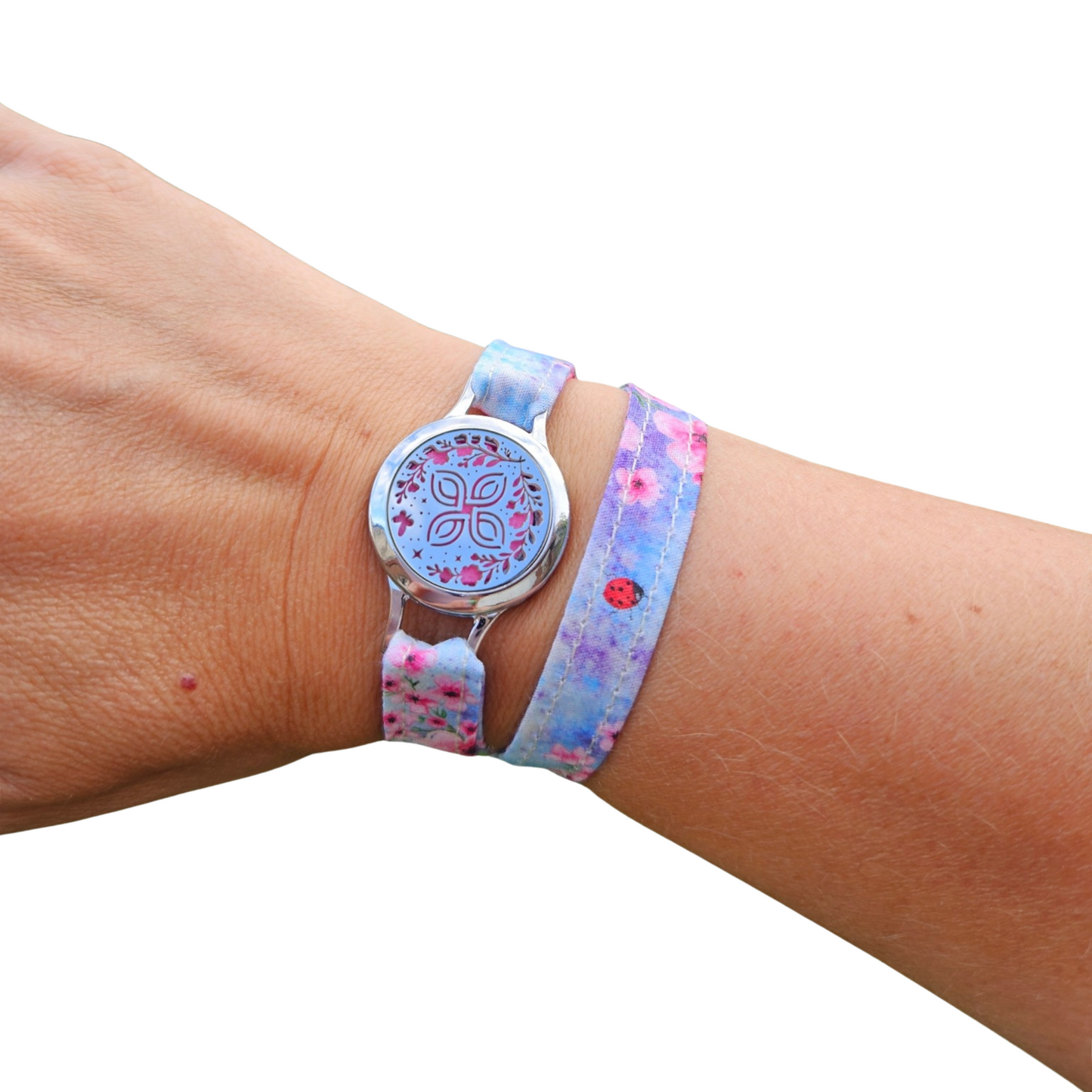 Bracelet FOREVEHER tissu Tissu Fleurs & Coccinelles avec médaillon Nœud Magique – bijou parfumable et enchanteur