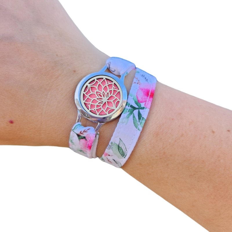 Bracelet FOREVEHER tissu Fleurs romantiques avec médaillon Lotus Intérieur – bijou parfumable et symbolique
