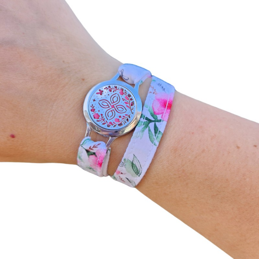 Bracelet FOREVEHER tissu Fleurs romantiques avec médaillon Nœud Magique – bijou parfumable et enchanteur
