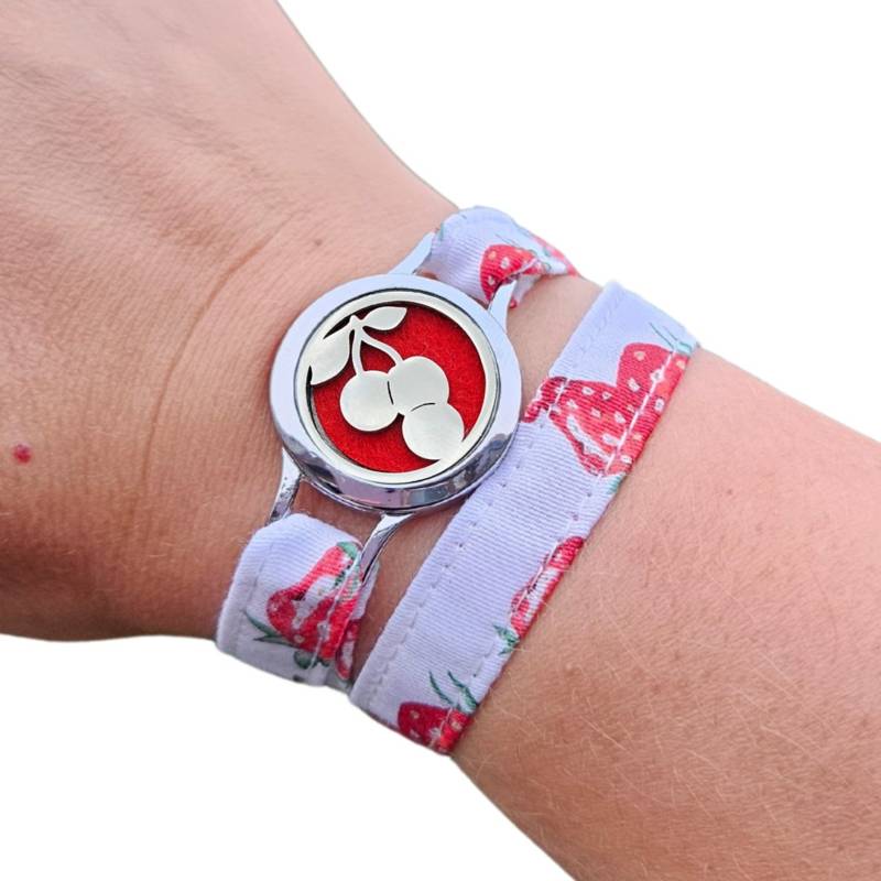 Bracelet FOREVEHER avec tissu Tissu Fraises d’enfance et médaillon Cerises Rétro – bijou personnalisable et vintage
