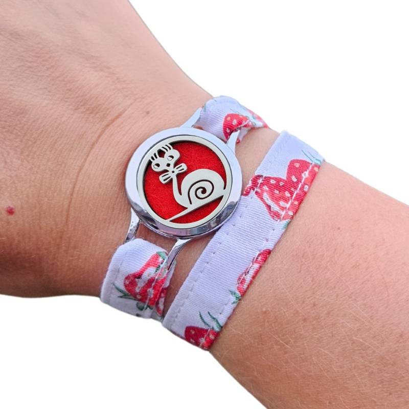 Bracelet FOREVEHER tissu Tissu Fraises d’enfance avec médaillon Escargot Rêveur – bijou poétique et unique