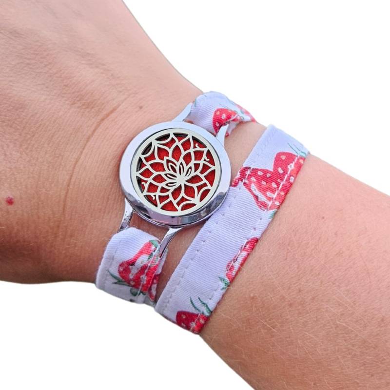 Bracelet FOREVEHER tissu Tissu Fraises d’enfance avec médaillon Lotus Intérieur – bijou parfumable et symbolique