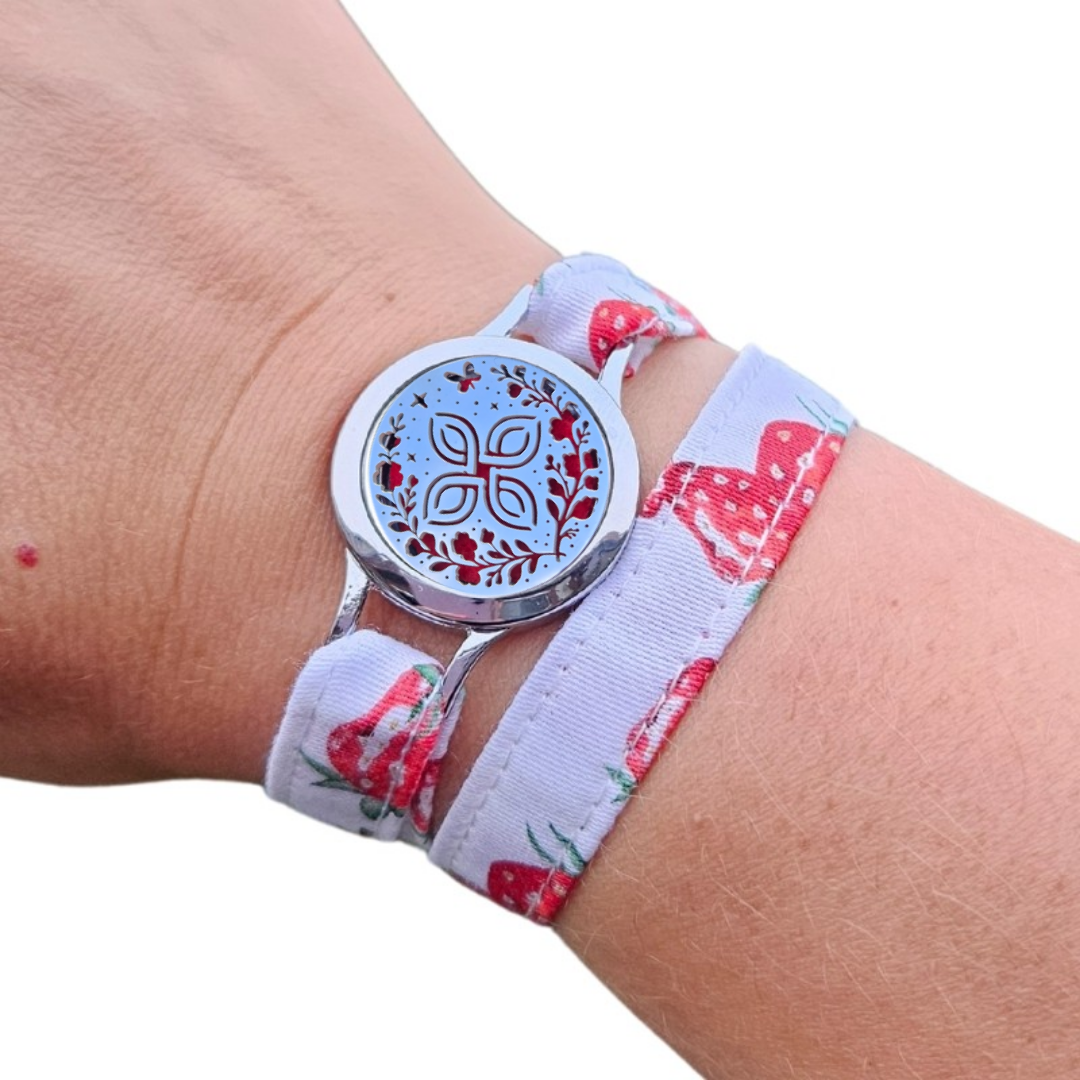 Bracelet FOREVEHER tissu Tissu Fraises d’enfance avec médaillon Nœud Magique – bijou parfumable et enchanteur