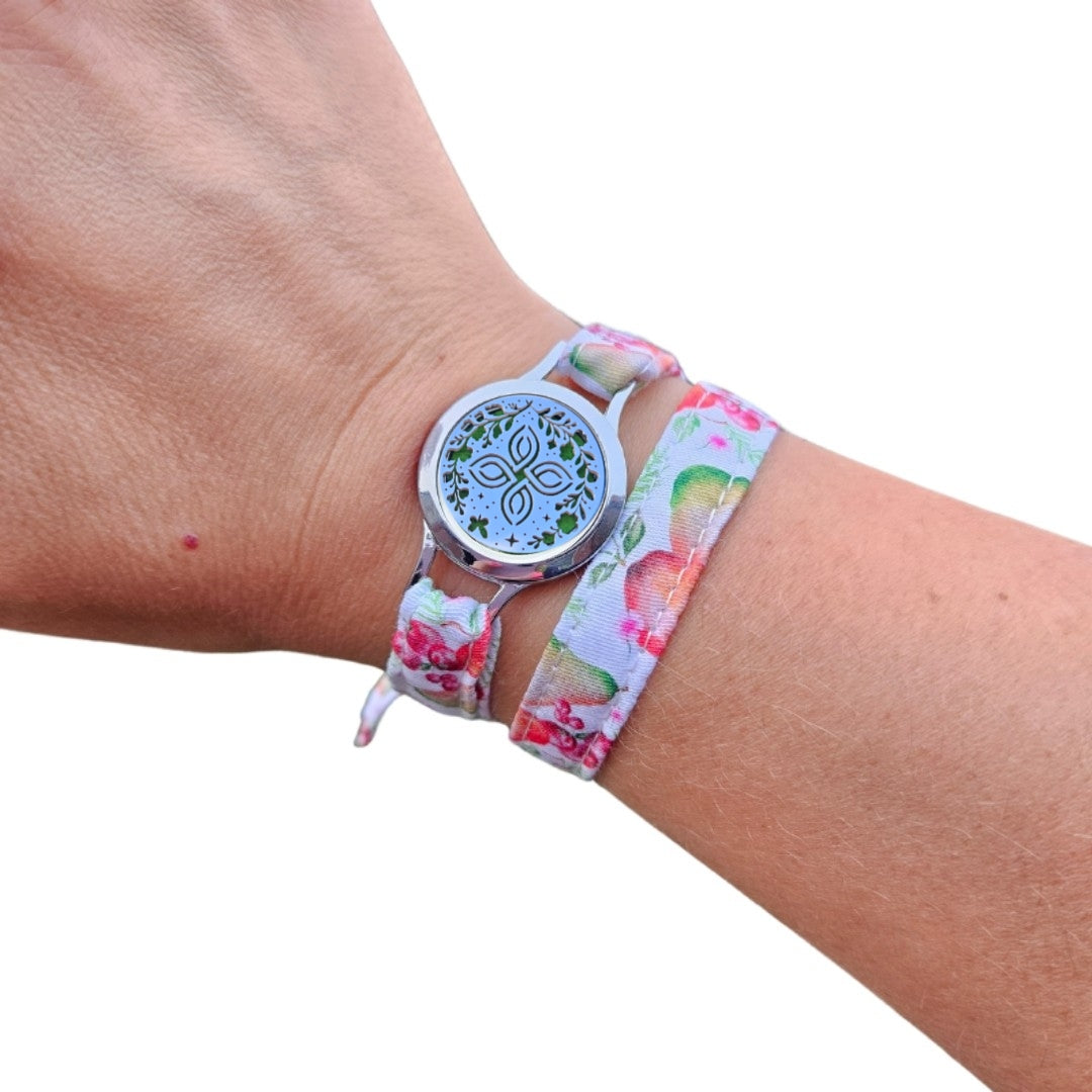 Bracelet FOREVEHER tissu Fruit pastel avec médaillon Nœud Magique – bijou parfumable et enchanteur