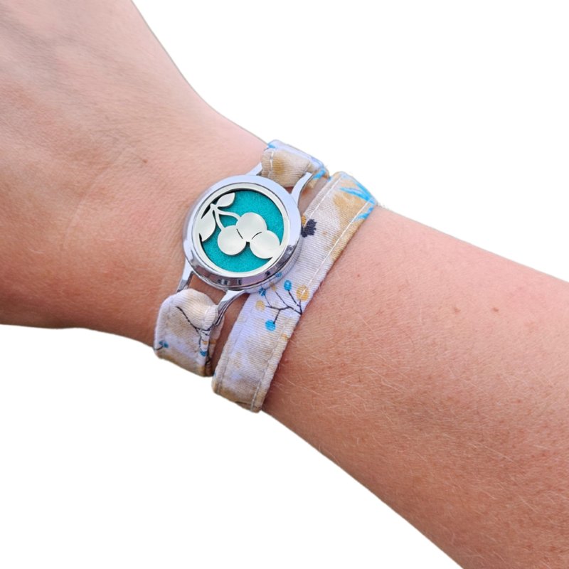 Bracelet FOREVEHER avec tissu Herbier Bleu et médaillon Cerises Rétro – bijou personnalisable et vintage