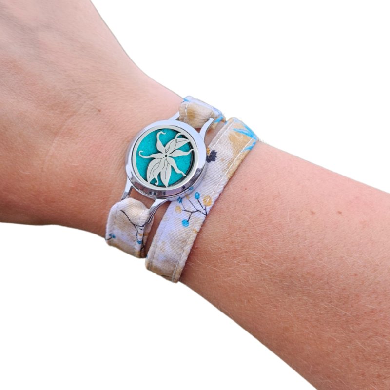 Bracelet parfumable FOREVEHER tissu Herbier Bleu avec médaillon Fleur Ylang Ylang – bijou personnalisable et fleuri