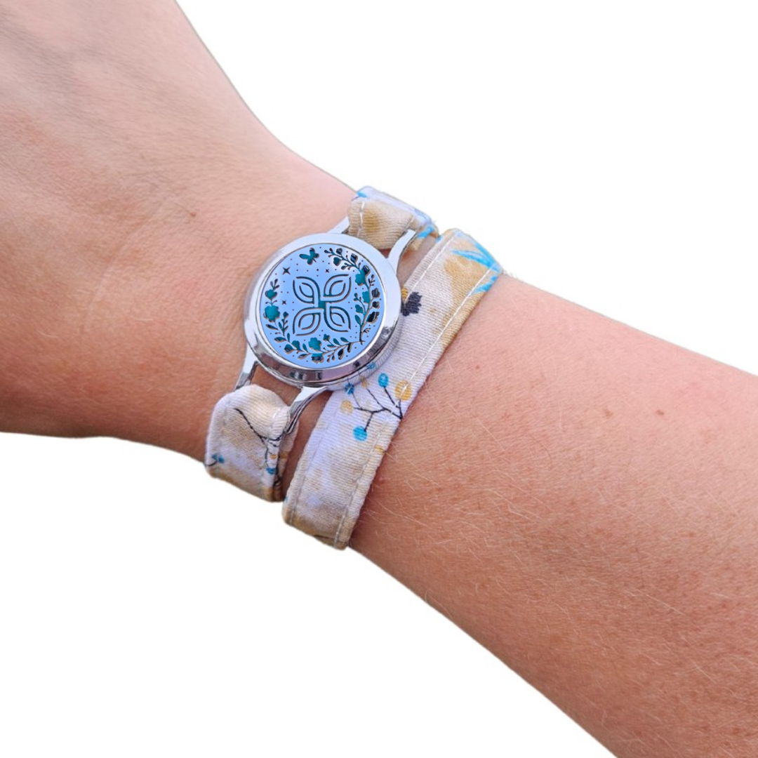 Bracelet FOREVEHER tissu Herbier Bleu avec médaillon Nœud Magique – bijou parfumable et enchanteur