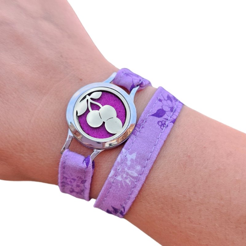 Bracelet FOREVEHER avec tissu Lavande rêveuse et médaillon Cerises Rétro – bijou personnalisable et vintage