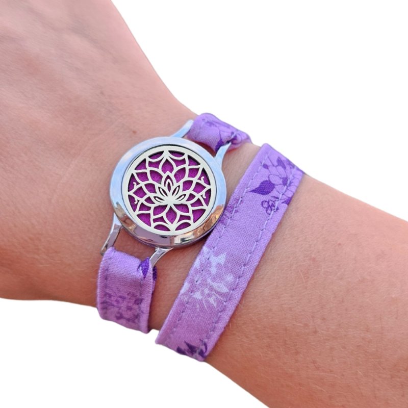 Bracelet FOREVEHER tissu Lavande rêveuse avec médaillon Lotus Intérieur – bijou parfumable et symbolique