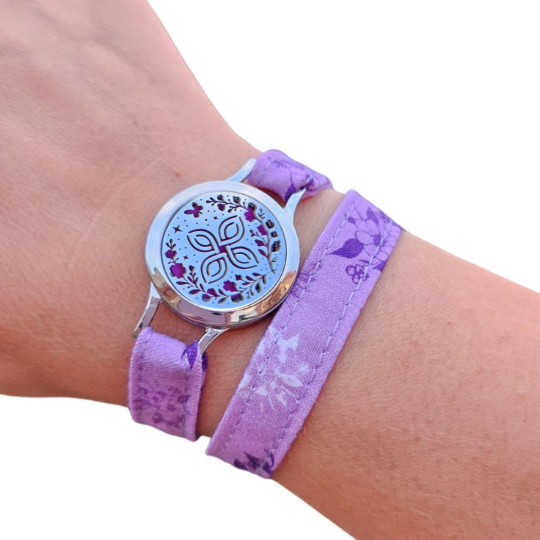 Bracelet FOREVEHER tissu Lavande rêveuse avec médaillon Nœud Magique – bijou parfumable et enchanteur