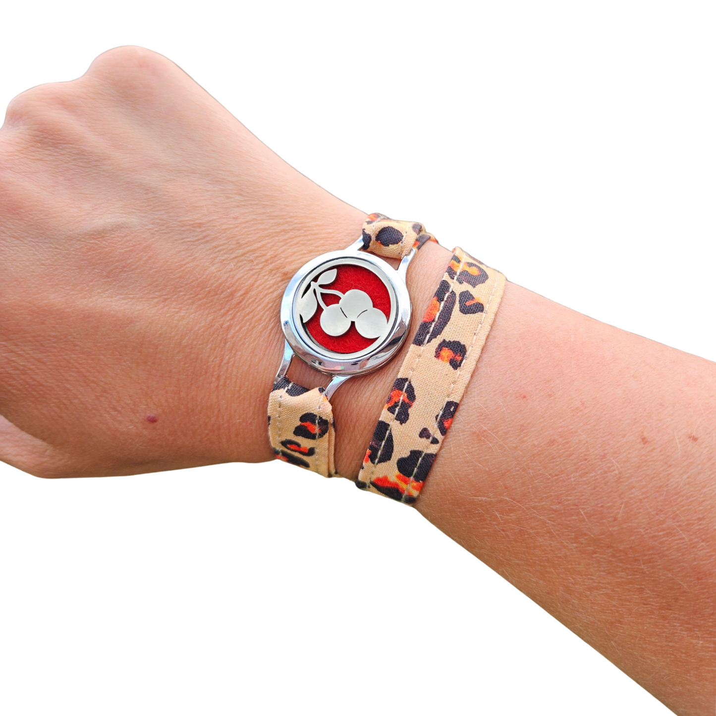 Bracelet FOREVEHER avec tissu Léopard et médaillon Cerises Rétro – bijou personnalisable et vintage