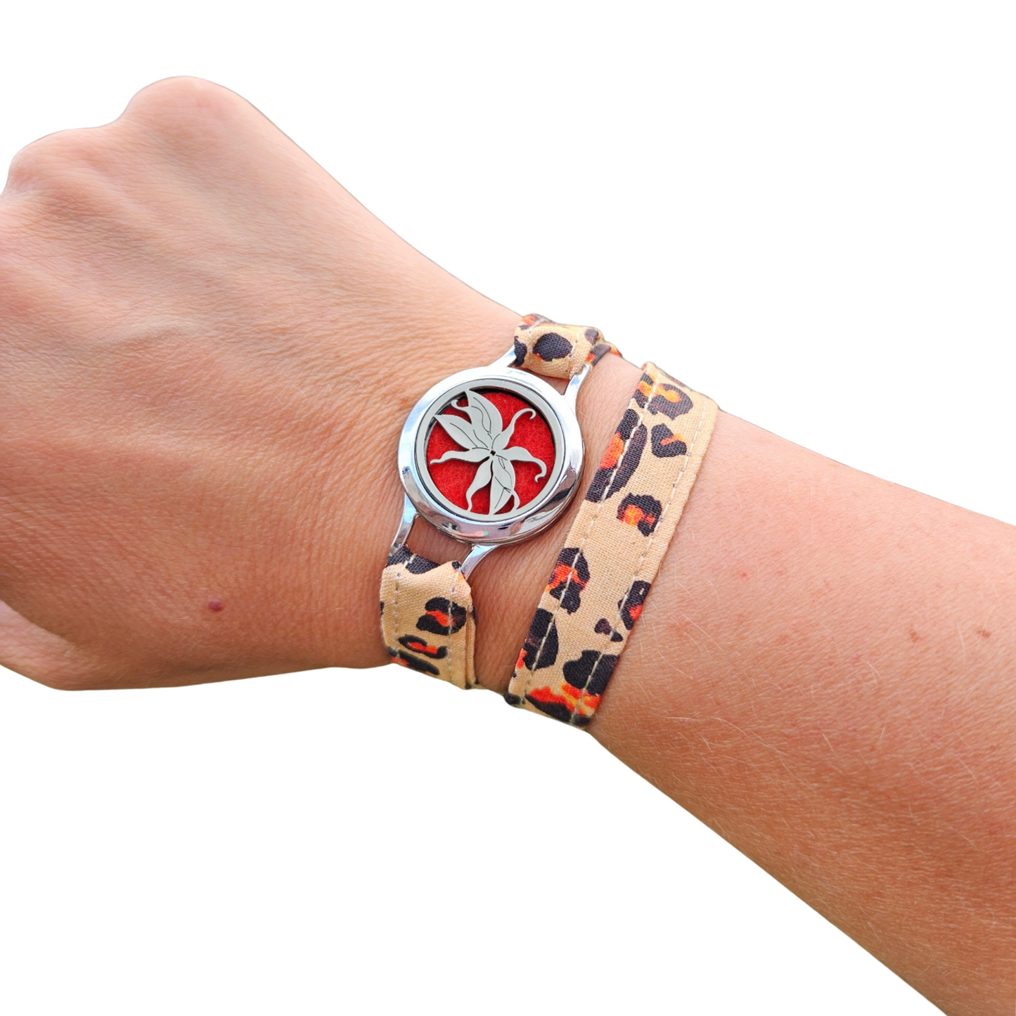 Bracelet parfumable FOREVEHER tissu Léopard avec médaillon Fleur Ylang Ylang – bijou personnalisable et fleuri