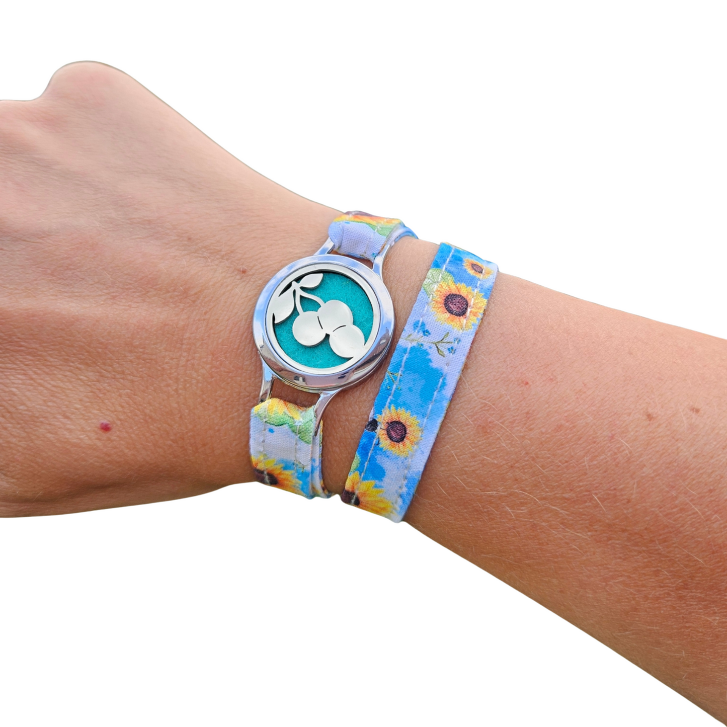 Bracelet FOREVEHER avec tissu Tournesol et médaillon Cerises Rétro – bijou personnalisable et vintage