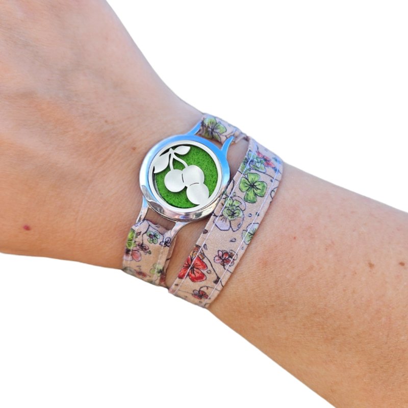 Bracelet FOREVEHER avec tissu Trèfles printaniers et médaillon Cerises Rétro – bijou personnalisable et vintage