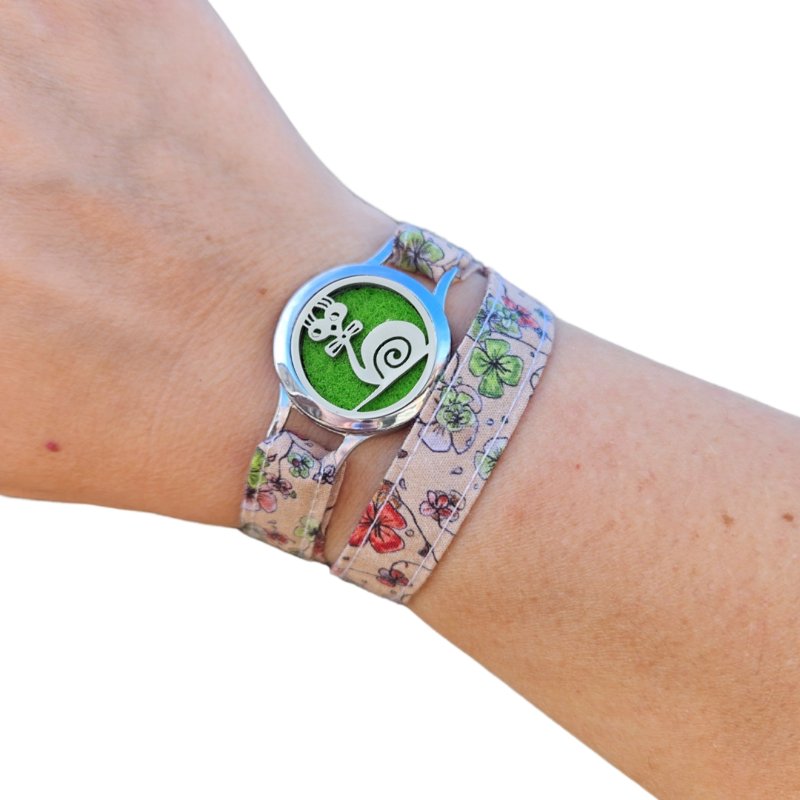 Bracelet FOREVEHER tissu Trèfles printaniers avec médaillon Escargot Rêveur – bijou poétique et unique