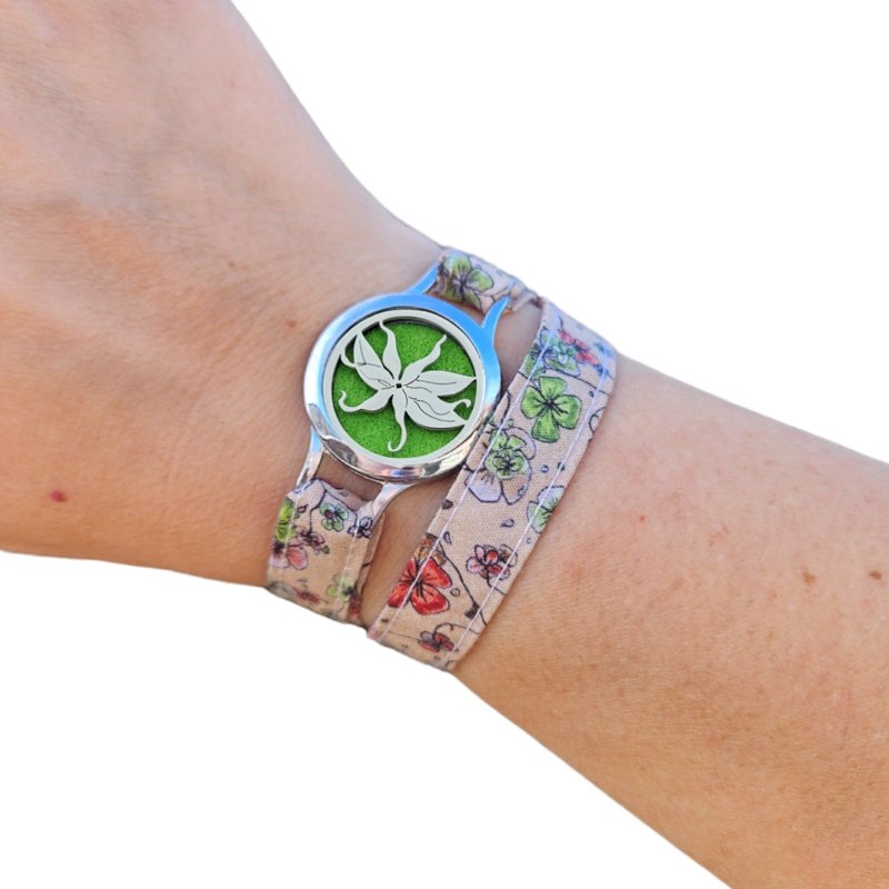 Bracelet parfumable FOREVEHER tissu Trèfles printaniers avec médaillon Fleur Ylang Ylang – bijou personnalisable et fleuri