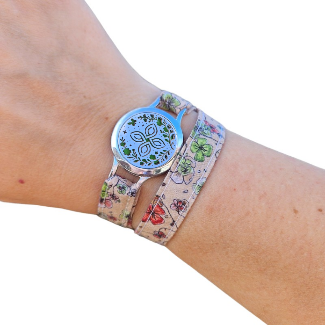 Bracelet FOREVEHER tissu Trèfles printaniers avec médaillon Nœud Magique – bijou parfumable et enchanteur