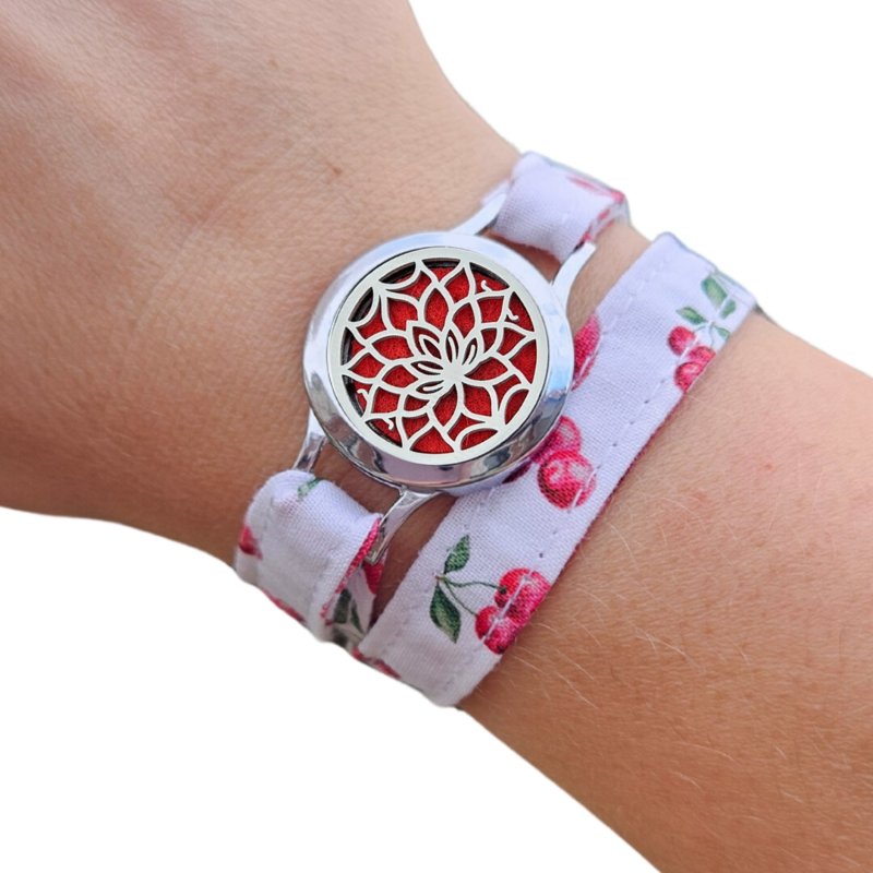 Bracelet FOREVEHER tissu Cerises rétro avec médaillon Lotus Intérieur – bijou parfumable et symbolique