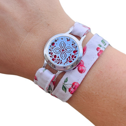 Bracelet FOREVEHER tissu Cerises rétro avec médaillon Nœud Magique – bijou parfumable et enchanteur