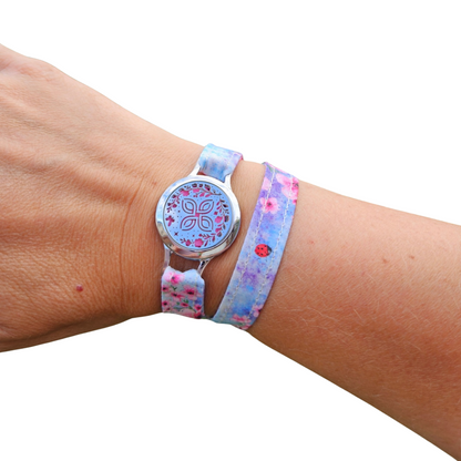 Bracelet FOREVEHER tissu Tissu Fleurs & Coccinelles avec médaillon Nœud Magique – bijou parfumable et enchanteur
