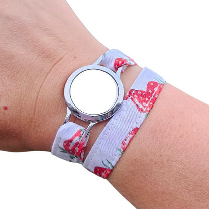 Bracelet tissu interchangeable motif fraises rouges – bijou diffuseur Foreveher sur poignet