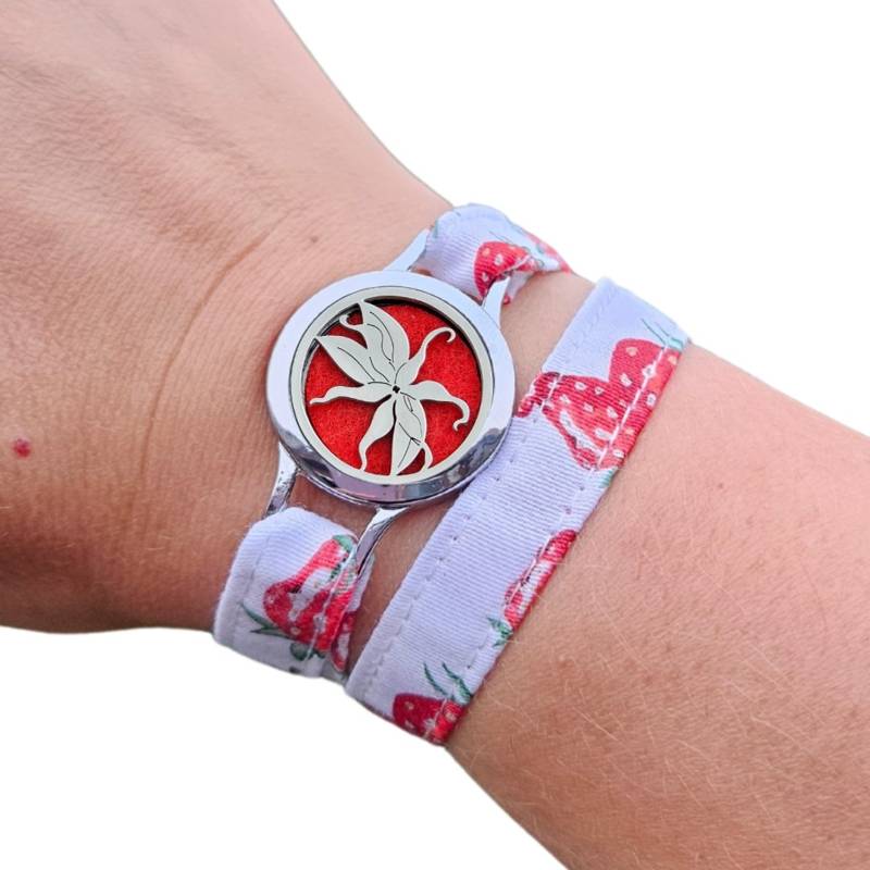 Bracelet parfumable FOREVEHER tissu Tissu Fraises d’enfance avec médaillon Fleur Ylang Ylang – bijou personnalisable et fleuri