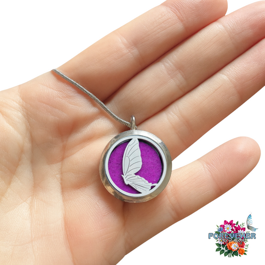 Collier diffuseur de ton parfum de la marque foreveher. Motif papillon soutien à l'association le sourire de marie ange.