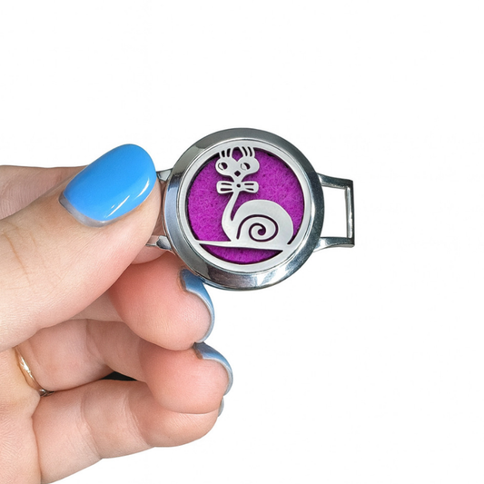 Médaillon Escargot rigolo FOREVEHER, vendu seul ou avec un bracelet tissu. Création unique. 