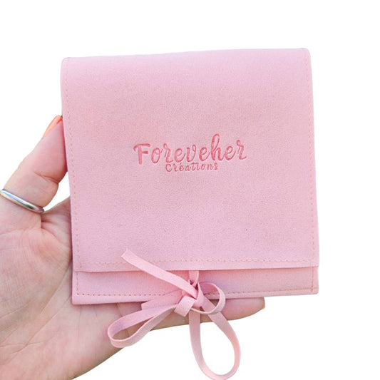 Pochette cadeau rose Foreveher Créations en daim, idéale pour offrir un bracelet surprise rempli d’émotion.