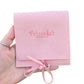 Pochette cadeau rose Foreveher Créations en daim, idéale pour offrir un bracelet surprise rempli d’émotion.