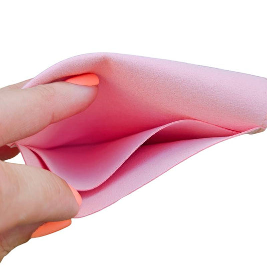 Intérieur de la pochette Foreveher en daim rose, conçue pour protéger et offrir un bijou délicat avec soin.